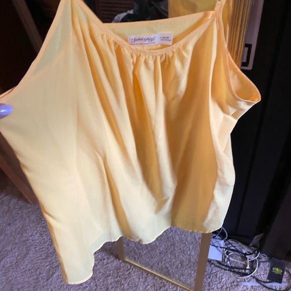Yellow tank with adjustable straps. - Picture 1 of 2
